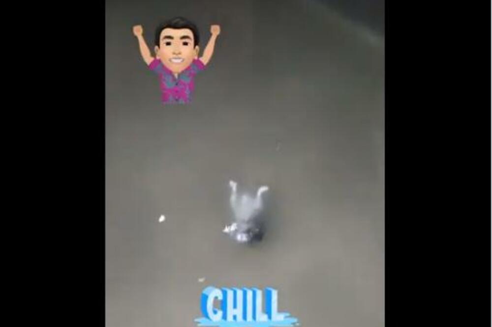 CEO SVET GLEDA U 1 PACOVA NA POPLAVLJENIM ULICAMA NJUJORKA! Svi se pitaju: Da li je montaža ili stvarno radi OVO?