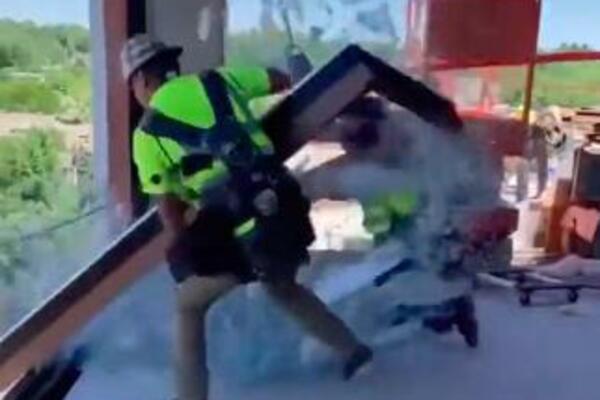 STRAVIČAN INCIDENT NA GRADILIŠTU: Radnicima ISPAO PROZOR sa višespratnice, mogao je neko da POGINE! (VIDEO)