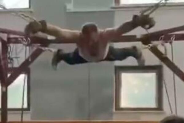 RAZAPET KAO ISUS: Bolno je i samo gledati ga (VIDEO)