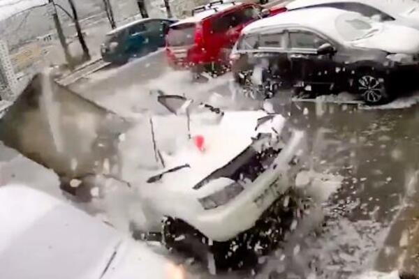 UŽAS, BETONSKA PLOČA OD 300 KG PALA NA AUTO I UNIŠTILA GA: Čovek je samo ČUDOM izbegao užasnu smrt! (VIDEO)