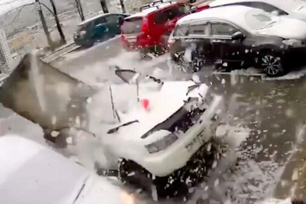 UŽAS, BETONSKA PLOČA OD 300 KG PALA NA AUTO I UNIŠTILA GA: Čovek je samo ČUDOM izbegao užasnu smrt! (VIDEO)