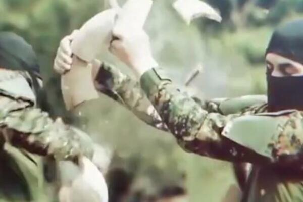 TALIBANI IZIGRAVALI NINDŽE! NA PARADI NAORUŽANJA PRIKAZALI BORILAČKE VEŠTINE: Razbijali ploče pesnicama (VIDEO)