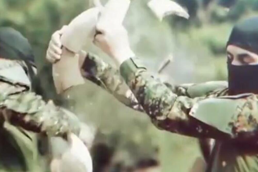 TALIBANI IZIGRAVALI NINDŽE! NA PARADI NAORUŽANJA PRIKAZALI BORILAČKE VEŠTINE: Razbijali ploče pesnicama (VIDEO)