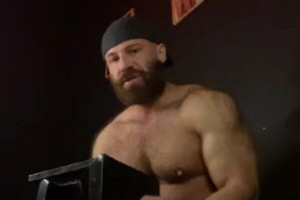 BODIBILDER NE PRESTAJE DA ŠOKIRA: Nakon bizarnog braka sa LUTKOM pronašao novu LJUBAV, JEZIVO! (FOTO)