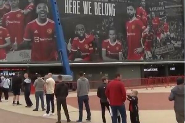 RONALDOV DRES IDE BOLJE OD VAKCINE: Navijači Junajteda (opet) poludeli za "sedmicom" portugalskog asa! (VIDEO)