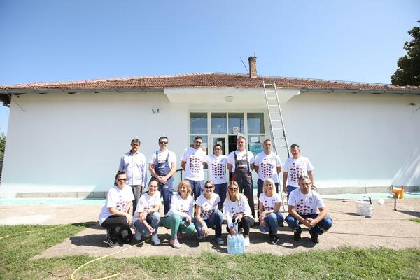 KLUB VOLONTERA NIS-a NASTAVIO SA PODRŠKOM NAJMLAĐIM SUGRAĐANIMA: Okrečili fasadu osnovne škole u Vrdniku