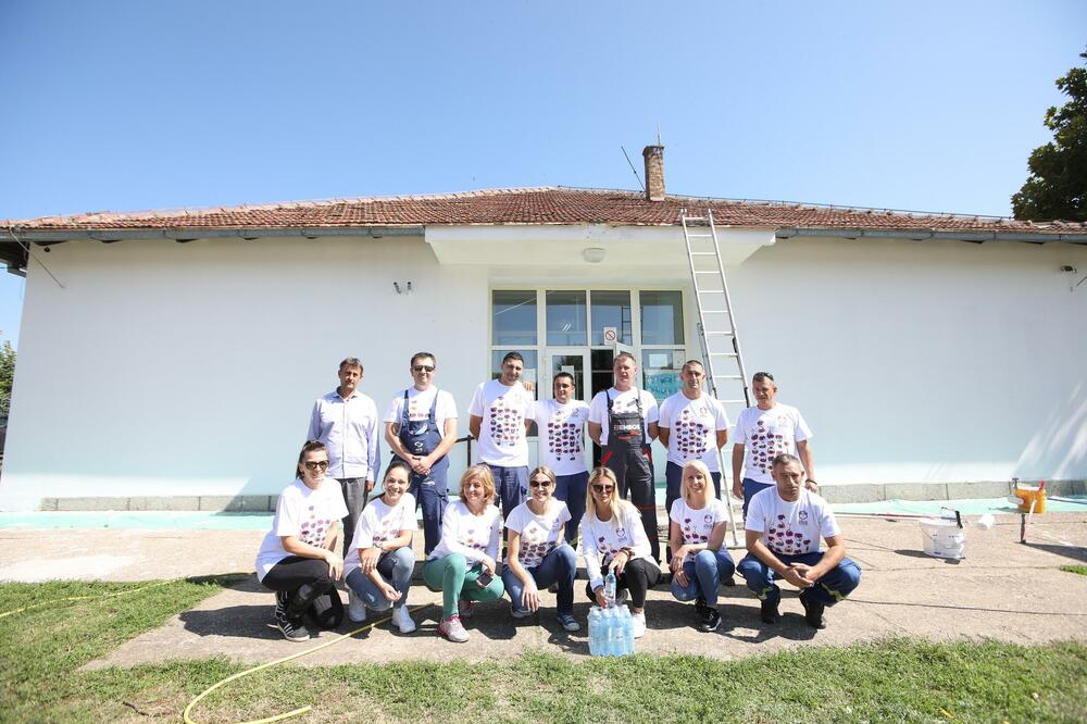 KLUB VOLONTERA NIS-a NASTAVIO SA PODRŠKOM NAJMLAĐIM SUGRAĐANIMA: Okrečili fasadu osnovne škole u Vrdniku