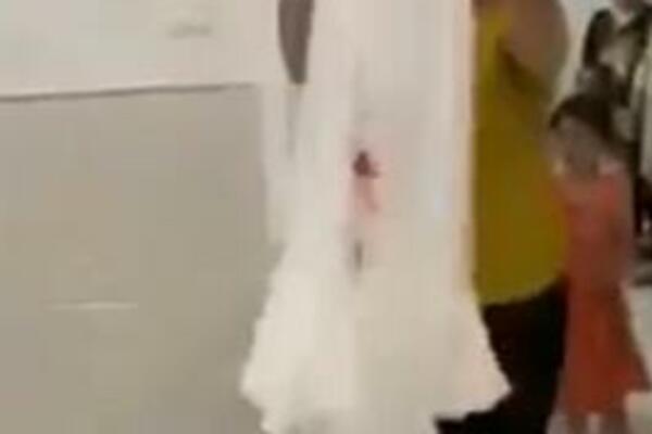 SVEKRVA PALA U EKSTAZU: Mahala pred svima KRVAVOM košuljom, razlog je BIZARAN (VIDEO)