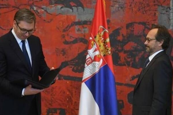 VUČIĆ UGOSTIO NOVOG ŠEFA DELEGACIJE EU U SRBIJI: Primio je akreditivna pisma, očekuje dobru saradnju (FOTO)