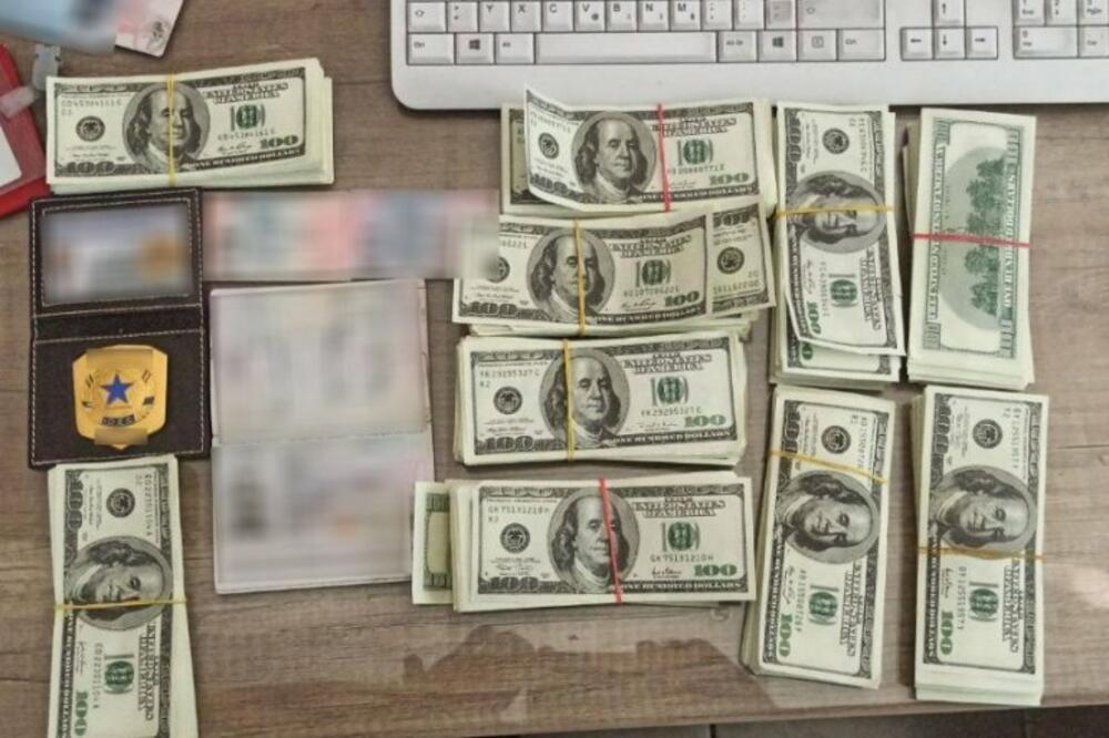 PREDSTAVLJAO SE KAO POLICAJAC, FALSIFIKOVAO SKORO 100.000 AMERIČKIH DOLARA: Pao u ruke granične policije!