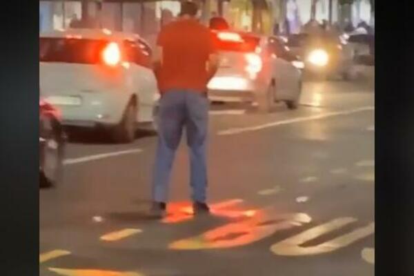 BRUKA I SRAMOTA U CENTRU BEOGRADA: Čovek urinira nasred Terazija BEZ PARDONA! (VIDEO)