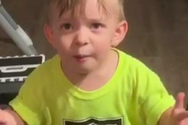 MAMA OTIŠLA NA POSAO, ALI GA NIJE POLJUBILA: Reakcija preslatkog dečaka postala NAJVEĆI HIT NA INTERNETU (VIDEO)