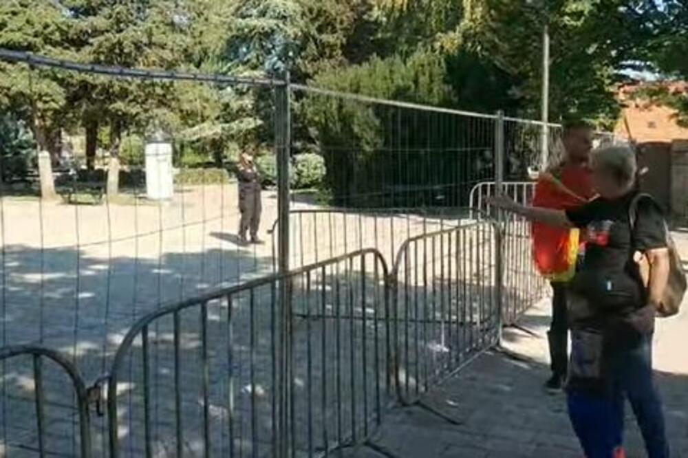 INCIDENT NA CETINJU: Grupa građana uklonila zaštitnu ogradu koja je sinoć postavljena na Dvorskom trgu (VIDEO)