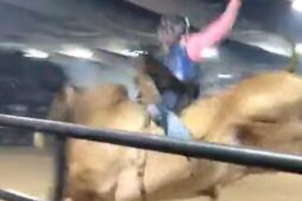 BIK IH JE RAZBACAO KAO SLINE! Kauboji se uopšte nisu dobro proveli, pogotovo ovaj što je leteo preko ograde (VIDEO)