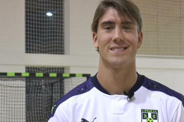 ŠOKIRAĆETE SE ZBOG FRIZURE DUŠANA VLAHOVIĆA PRE 9 GODINA: Srbin napravio NAJJAČU TRANSFORMACIJU ikad, nisu KOVRDŽE