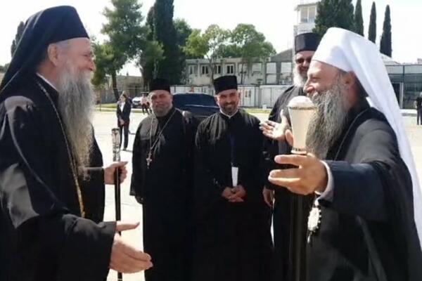 PATRIJARHA PORFIRIJA U PODGORICI DOČEKAO JOANIKIJE: Bratski zagrljaj pri susretu (VIDEO)