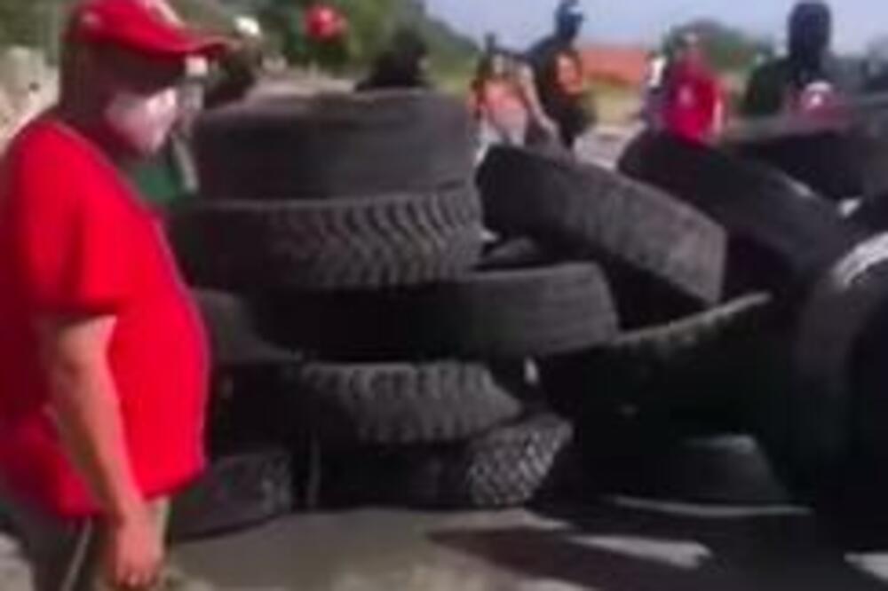 BLOKIRAN MAGISTRALNI PUT PODGORICA-CETINJE: Postavljene gume nasred puta (VIDEO)