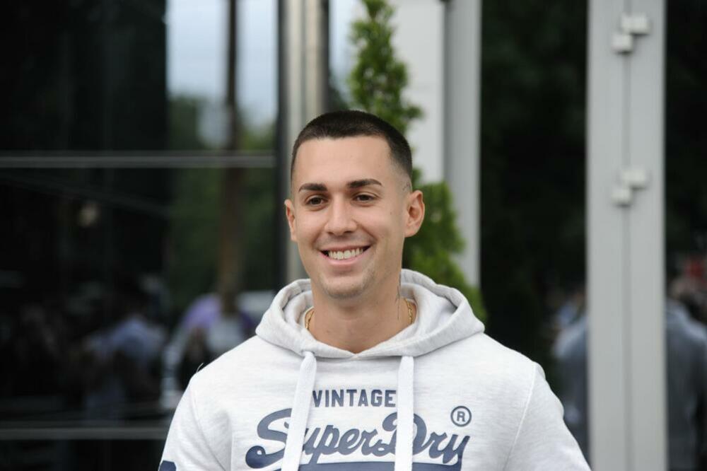 MATEJA MATIJEVIĆ VEĆ U KARANTINU BACIO PIK NA JEDNU UČESNICU: Iznenadiće vas njegova reakcija na pomen Tare Simov!