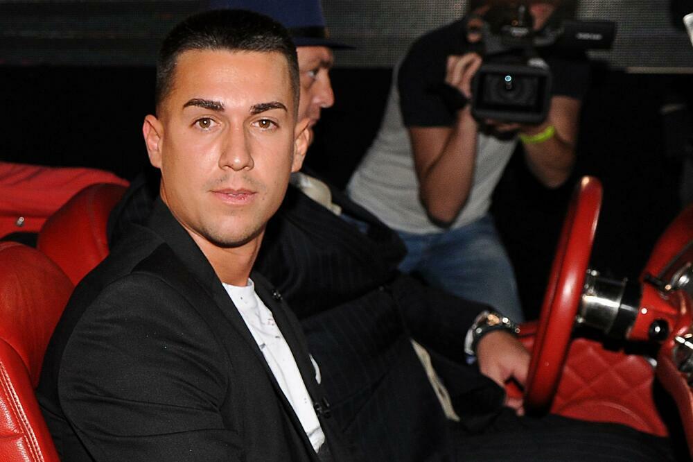 BIVŠI DEČKO TARE SIMOV ULAZI KAO SLOBODAN MOMAK! Devojke LUDE za njim, a bio je glavna tema "ZADRUGE 4"!