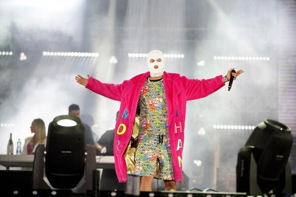 GEJ DRAMA SE NASTAVLJA, OGLASIO SE DEVITO: Uputio otvoren POZIV REPERU DA SE VOZE ZAJEDNO, rekao SVE OVO