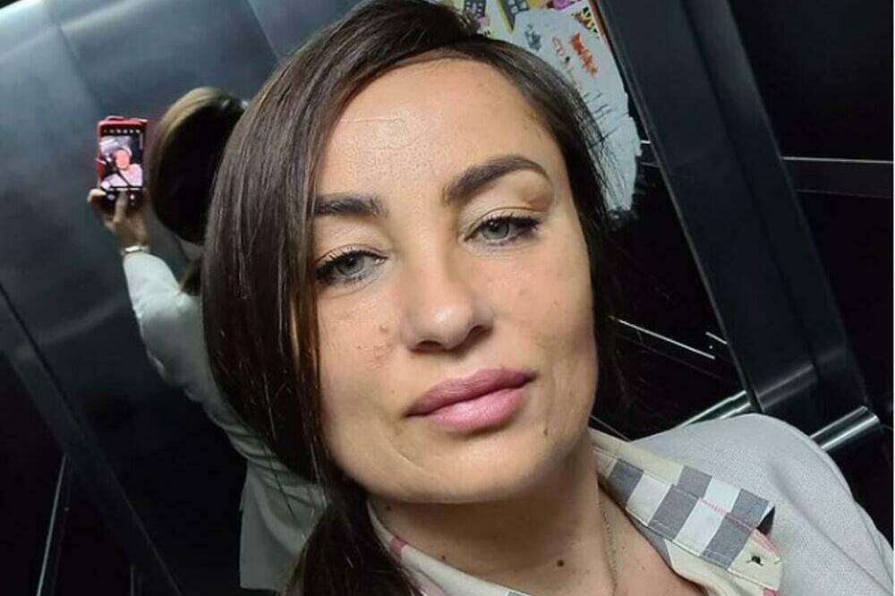 OVA ŽENA JE RODILA NAŠU VELIKU PEVAČKU ZVEZDU: Mnogi misle da su SESTRE kada ih vide, IZGLEDAJU NEVEROVATNO!