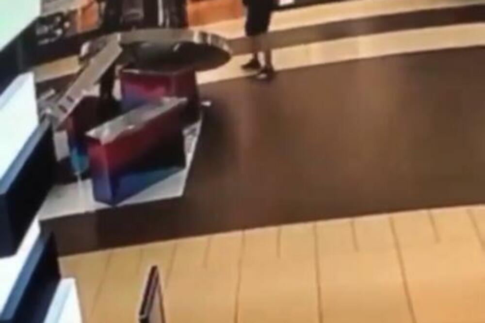 NASRED BEOGRADSKOG TRŽNOG CENTRA ZAGRLILA ŠIPKU: Devojka napravila HAOS pa pobegla sa drugaricom (VIDEO)