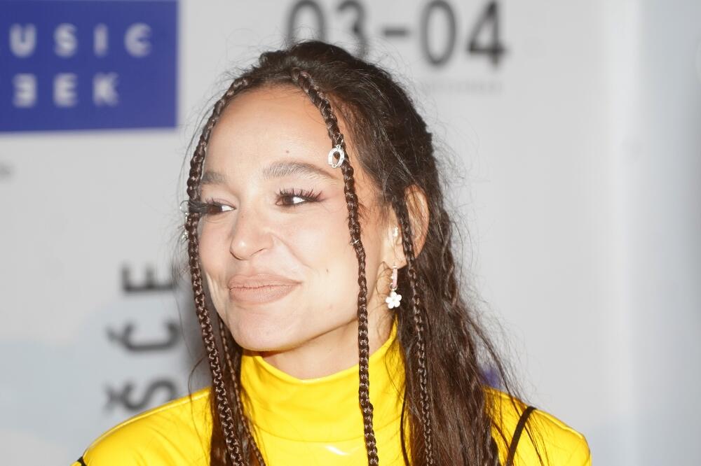 EDITA ARADINOVIĆ JE U DETINJSTVU IZGEDALA DRUGAČIJE: Svi kažu da mnogo PODSEĆA na OVU KOLEGINICU (FOTO)