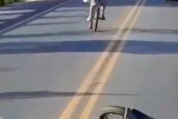 MRTAV PIJAN NA BICIKLU NALETEO NA DVA OPASNA BAJKERA: Epilog ove scene će vas BACITI U NESVEST! (VIDEO)