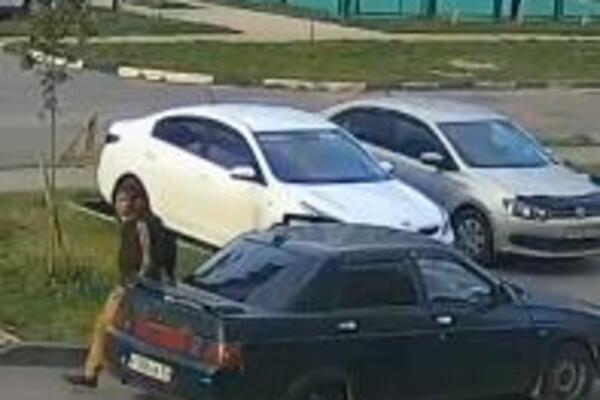 POGLEDAJTE KAKO KRADU METALNE POKLOPCE SA ŠAHTOVA: Sve se odvija BRZINOM SVETLOSTI (VIDEO)