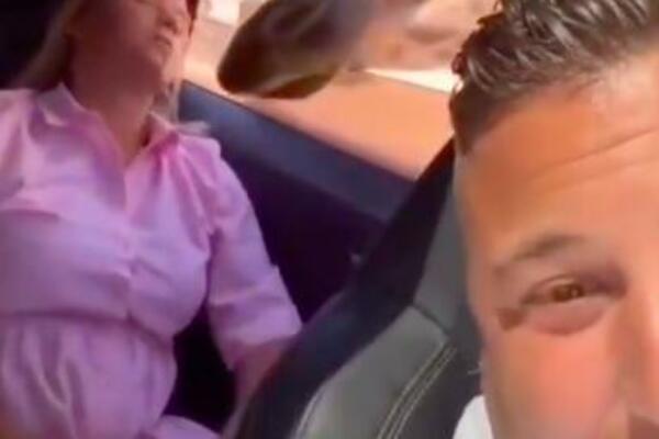 SPAVALA JE NA ZADNJEM SEDIŠTU AUTOMOBILA, a onda je samo ugledala OGROMNI I DUGAČKI JEZIK! (VIDEO)
