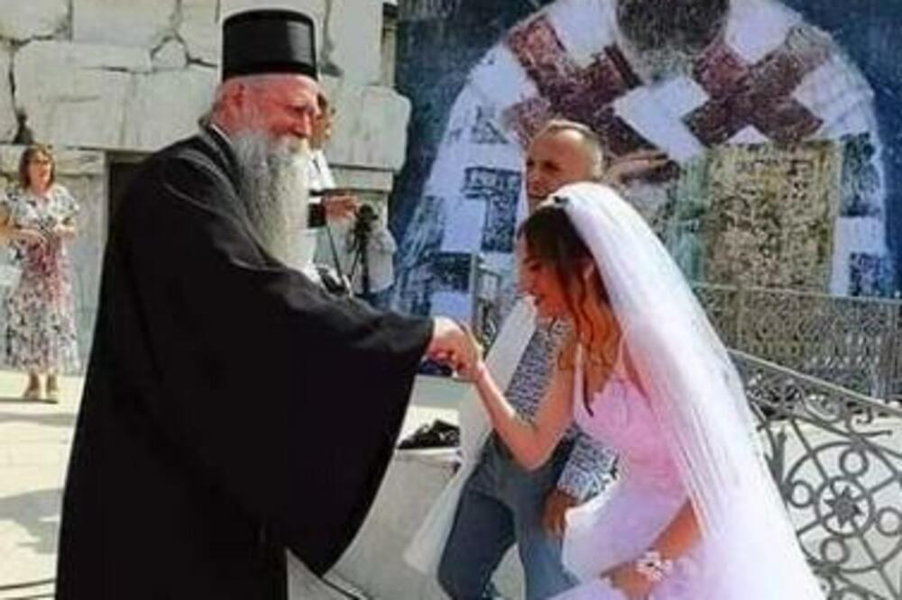 KAKVA SCENA U PODGORICI: Mladenci su prišli MITROPOLITU Joanikiju i učinili divnu stvar!