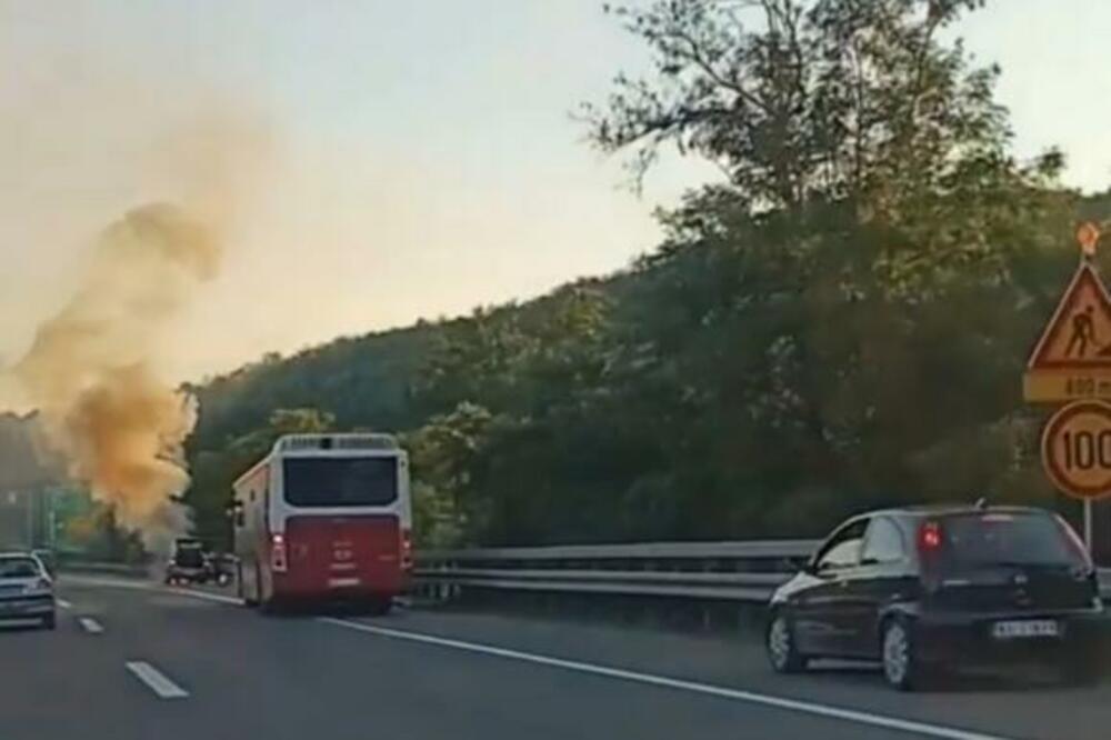 KULJA DIM NA AUTO-PUTU: Zapalio se automobil kod Bubanj potoka