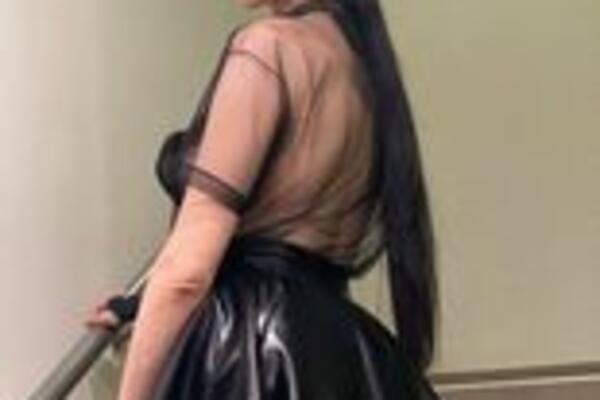 SKANDALOZNA! NOVA ZADRUGARKA DENIZ DEJM NASRED LICA ISPISALA SNAŽNU PORUKU: A na ušima minđuše u obliku PENISA!