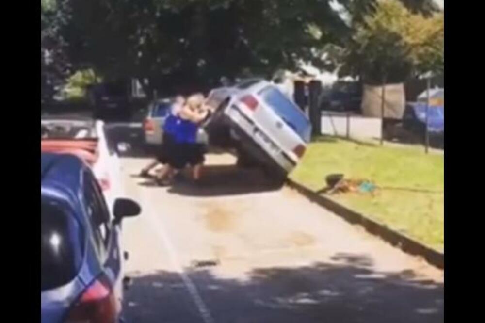 UZELI STVAR U SVOJE RUKE: Pogledajte kako je grupa momaka rešila problem nepropisnog parkiranja! (VIDEO)