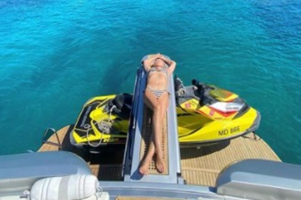 LEPA BRENA POKAZALA ŠTA SVE UME U KUHINJI: Kuva kao PROFESIONALAC, a mnogi su sumnjali u to! (FOTO)