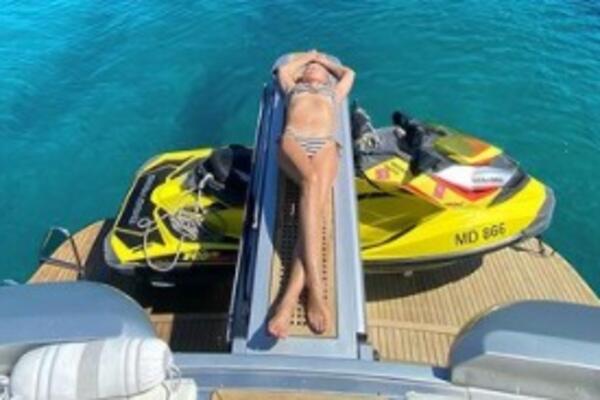 LEPA BRENA IZNENADILA IZAZOVNIM IZDANJEM! Pozirala okrenutim leđima i podigla nogu, ZADNJICA NAPRAVILA HAOS! (FOTO)