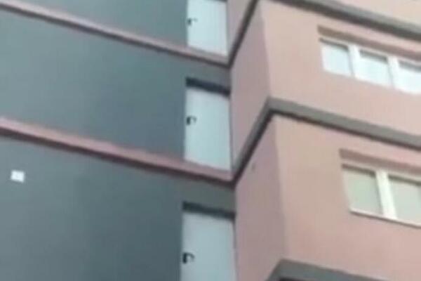 SVI SE PITAJU KUDA VODE OVA VRATA: Arhitektonsko čudo u Aleksincu postalo PRAVI HIT (VIDEO)