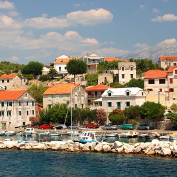 Bahatost na Braču prenerazila turiste: Vezuju brodove za stene, blokirali ljude da se kupaju, sramota! (FOTO)