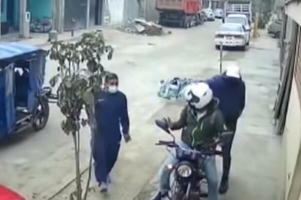 POD PRETNJOM PIŠTOLJA POKUŠALI DA OPLJAČKAJU MOTORISTU: Tada se desilo ČUDO, pobegli su glavom bez obzira! (VIDEO)