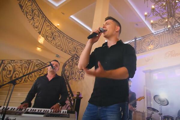 PRUŽI MI RUKU, SPASI ME SAMOĆE: Dve nove obrade Dijamanti benda i to UŽIVO!