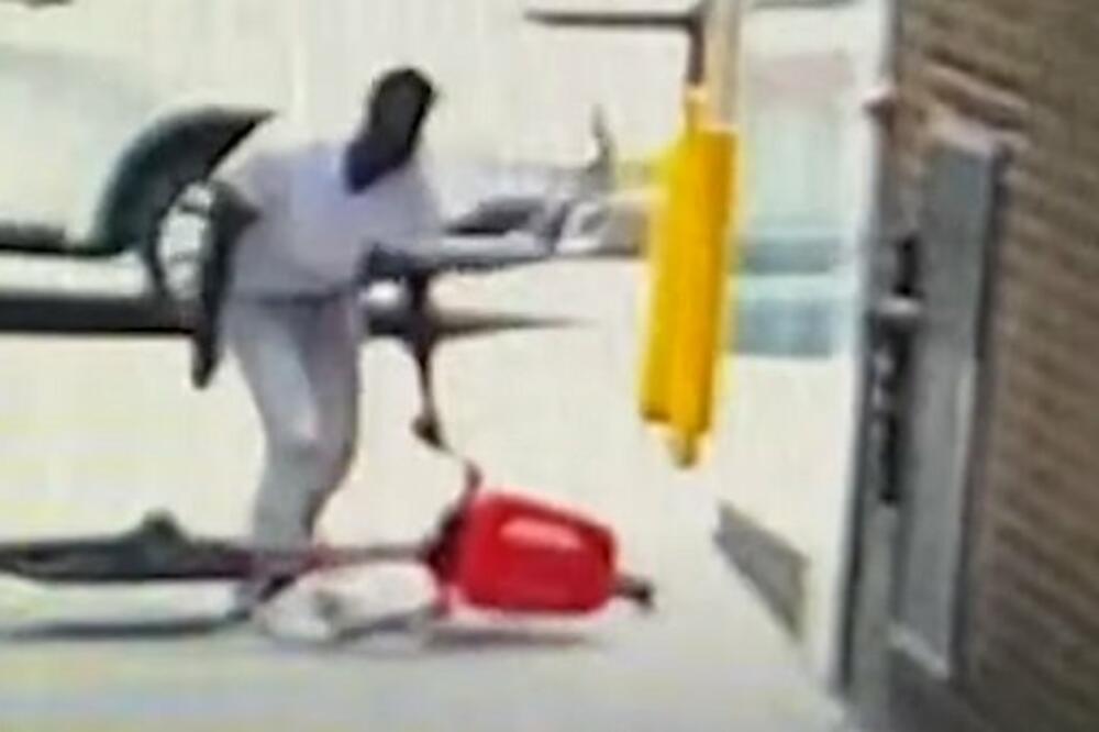 VRTEO SE BICIKLOM PO ULICI, PA KOMŠIJI UKRAO RANAC: Glupost ga je ODALA! (VIDEO)