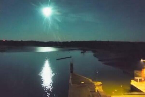 ŠTA JE, BRE, OVO?! Na nebu iznad Britanije i Francuske usnimljena OGROMNA ZELENA UŽARENA LOPTA! (VIDEO)