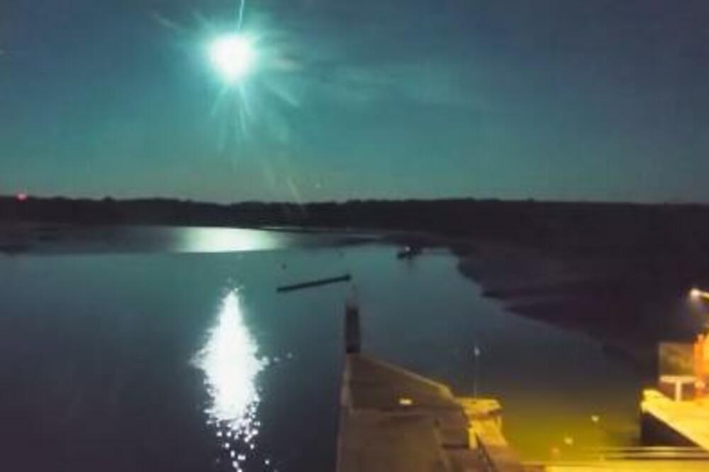 ŠTA JE, BRE, OVO?! Na nebu iznad Britanije i Francuske usnimljena OGROMNA ZELENA UŽARENA LOPTA! (VIDEO)