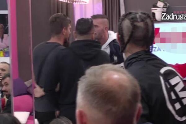 KARAMBOL U BELOJ KUĆI, OPSOVAO MU MRTVU MAJKU! Zadrugari ih jedva razdvojili, ZALETEO SE NA NJEGA! (VIDEO)