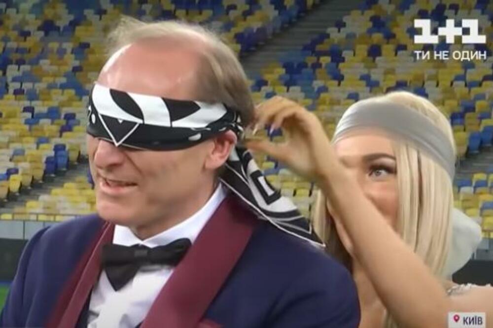 VENČANJE IZ SNOVA SVAKOG MUŠKARCA: Namamila ga je, a onda se on srušio od ŠOKA! (VIDEO)