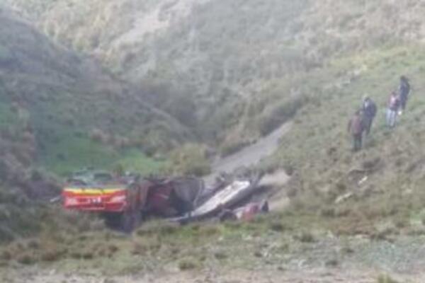 TRAGEDIJA U JUŽNOJ AMERICI: Putnički autobus pao niz klisuru u Boliviji, poginula 21 osoba! (VIDEO)