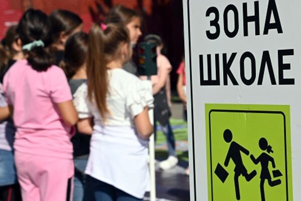 Ministar Vulin: Usporite pored škole, ne postoji opravdanje za nepoštovanje saobraćajnih propisa! (FOTO)