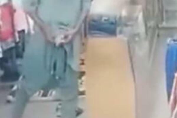 DA LI JE OVO NAJLUĐI SNIMAK IKAD? O ovom potezu trgovca svi BRUJE, pažljivo se zagledajte (VIDEO)
