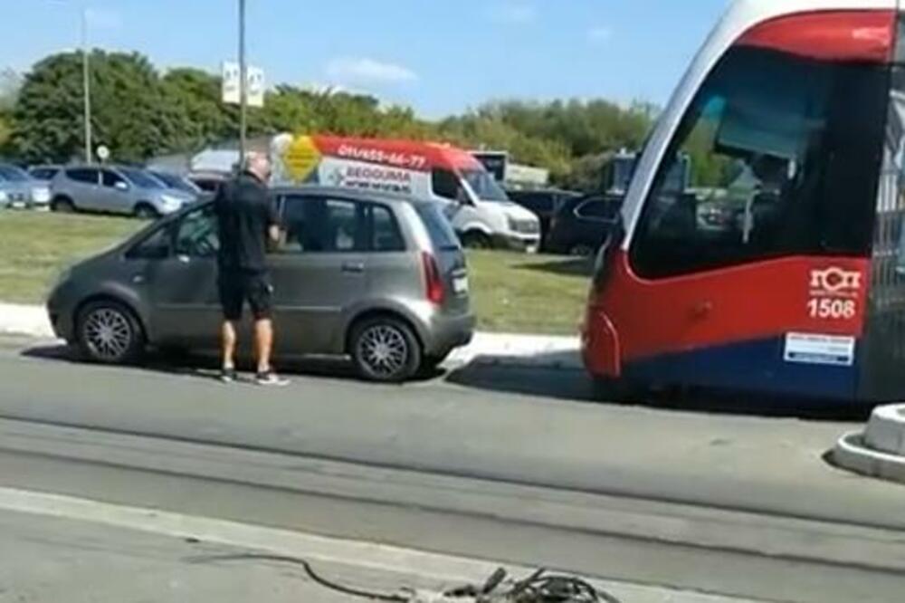VEĆI BEZOBRAZLUK NIKAD NISTE VIDELI U BEOGRADU! Čovek je BLOKIRAO celu Autokomandu, SRAMOTA (VIDEO)