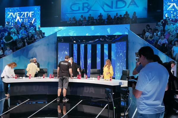 SVI ZANEMELI U STUDIJU KADA SU VIDELI GDE JE SELA CECA RAŽNATOVIĆ! Direktna provokacija Karleuši? ŠOOK! (FOTO)